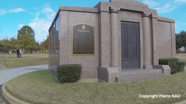 Monument à proximité de la tombe de Lee H. Oswald <br width='400' height='223' /> 