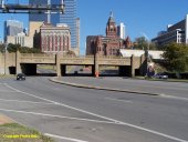 Convergence de Main, Houston et Elm street, sous le Triple Underpass