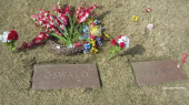 La tombe de Lee Harvey Oswald en 2008. A droite celle de Nick the Beef