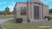 Le Shannon Memorial du Rosehill Cemetry de Fort Worth. A l’arrière plan la tombe d’Oswald.